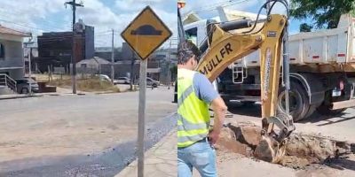 Equipes trabalham para consertar tubulação rompida no centro de Camaquã