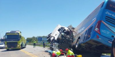 Grave colisão entre ônibus e carreta bloqueia a BR-116 em Pelotas
