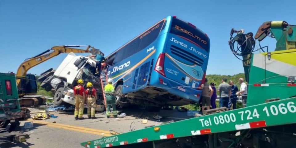 Seis pessoas morrem em colisão frontal entre carreta e ônibus na BR-116 em Pelotas
