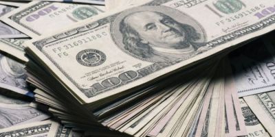 Dólar comercial fecha dia vendido a R$ 5,37