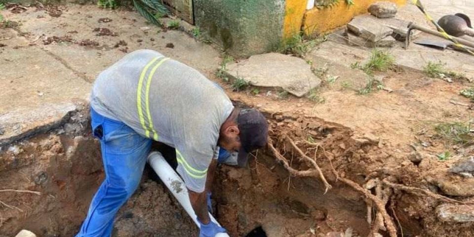 Serviço de melhoria na drenagem é realizado em rua do bairro Vila Nova, em Camaquã