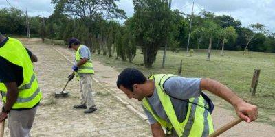 Serviço de limpeza e manutenção de via é realizado em Camaquã