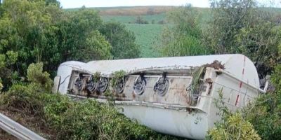 Caminhão com carga perigosa sai da pista na BR-116 em São Lourenço do Sul