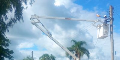 Serviço de melhoria na iluminação pública é realizado no interior de Camaquã