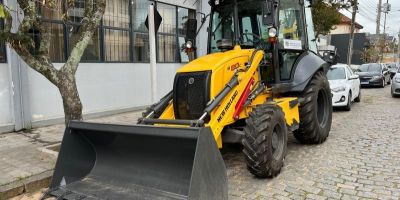 São Lourenço do Sul recebe nova retroescavadeira para reforçar serviços de infraestrutura