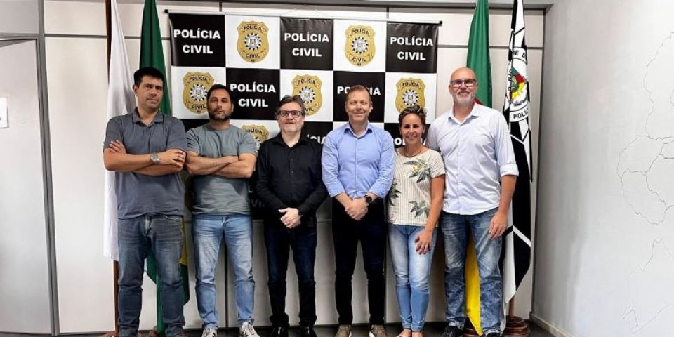 Secretário municipal de Segurança visita 3ª Decrab em Camaquã