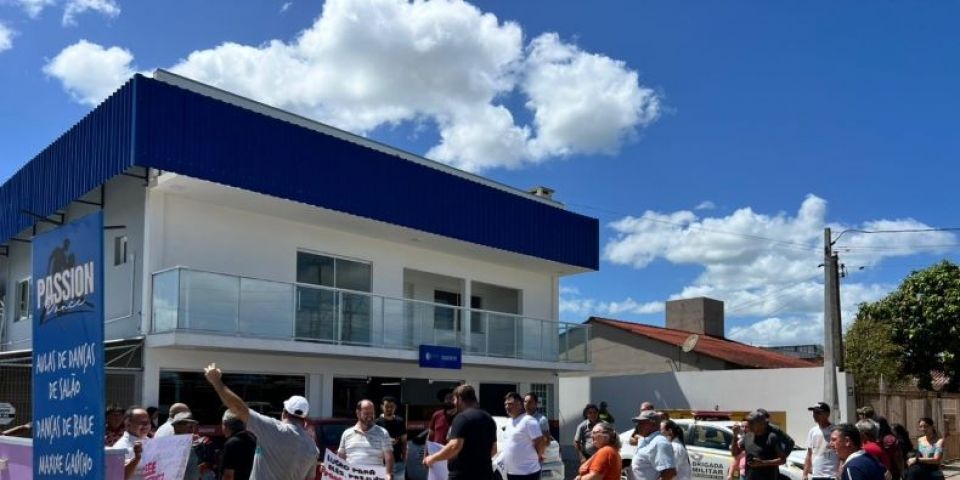 Câmara de Vereadores de Amaral Ferrador realiza manifestação em frente à CEEE Equatorial em Camaquã