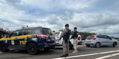 Carro roubado em Porto Alegre é recuperado pela PRF no pedágio da BR-290, em Gravataí