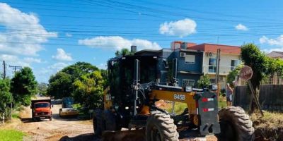 Rua Garibaldi recebe melhorias com serviço de cascalhamento em Camaquã