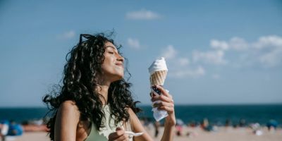 Sentiu choque nos dentes ao tomar sorvete? Entenda o que isso significa e quando procurar um dentista