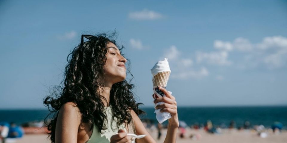 Sentiu choque nos dentes ao tomar sorvete? Entenda o que isso significa e quando procurar um dentista