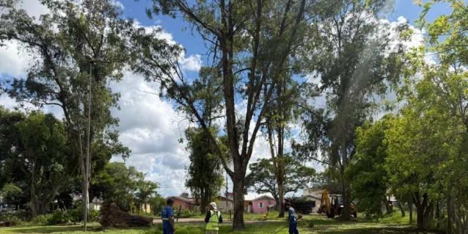 Prefeitura de Camaquã realiza mutirão de limpeza na Praça da Cohab
