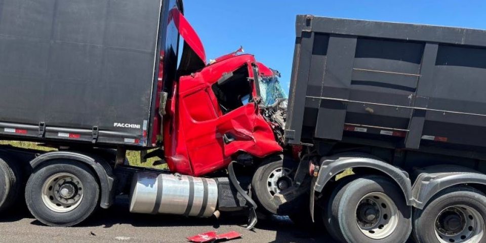 Colisão traseira entre carretas deixa motorista ferido na BR-116, em Tapes