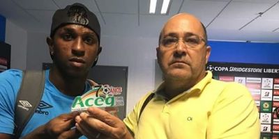 Rádio Meridional FM entrega troféu Aceg para Bolaños, melhor em campo do jogo Grêmio x LDU
