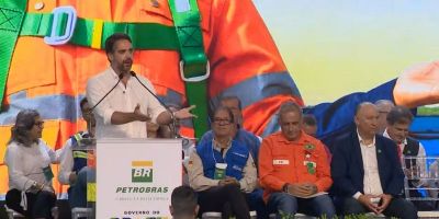 Sob vaias, Eduardo Leite questiona público: “Este é o amor que venceu o medo?”