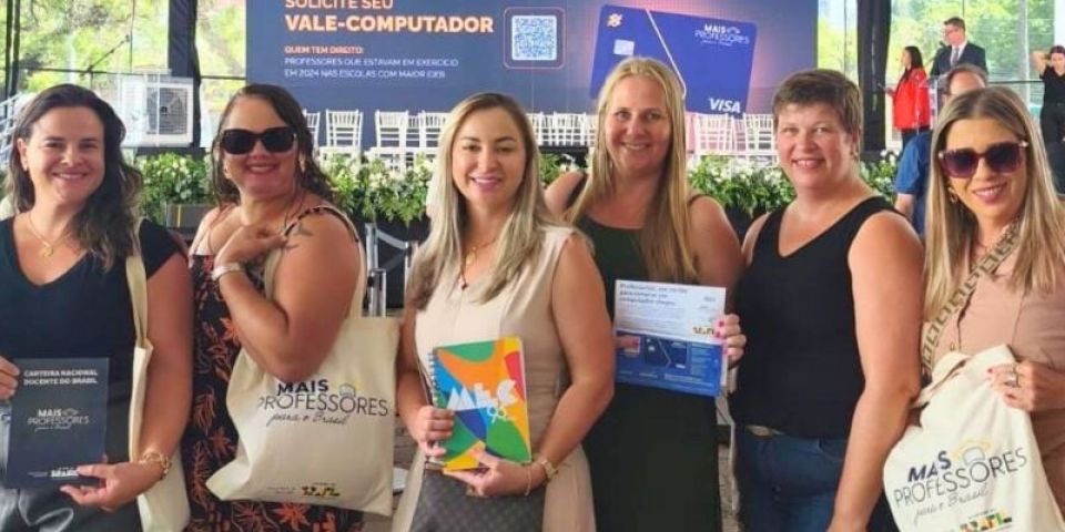 Professores de São Lourenço do Sul são selecionados em programa federal e recebem Vale Computadores