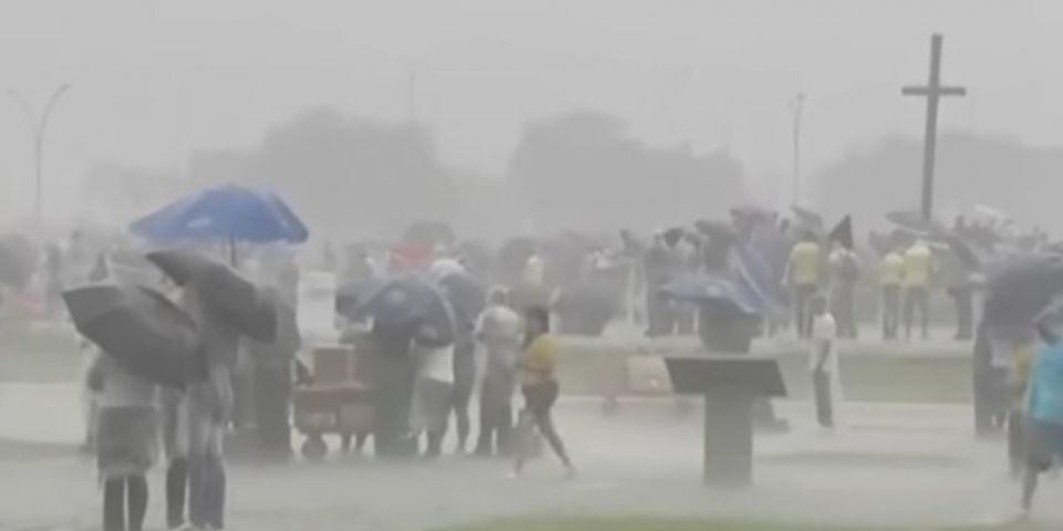 Raio atinge manifestantes na Praça do Cruzeiro em Brasília