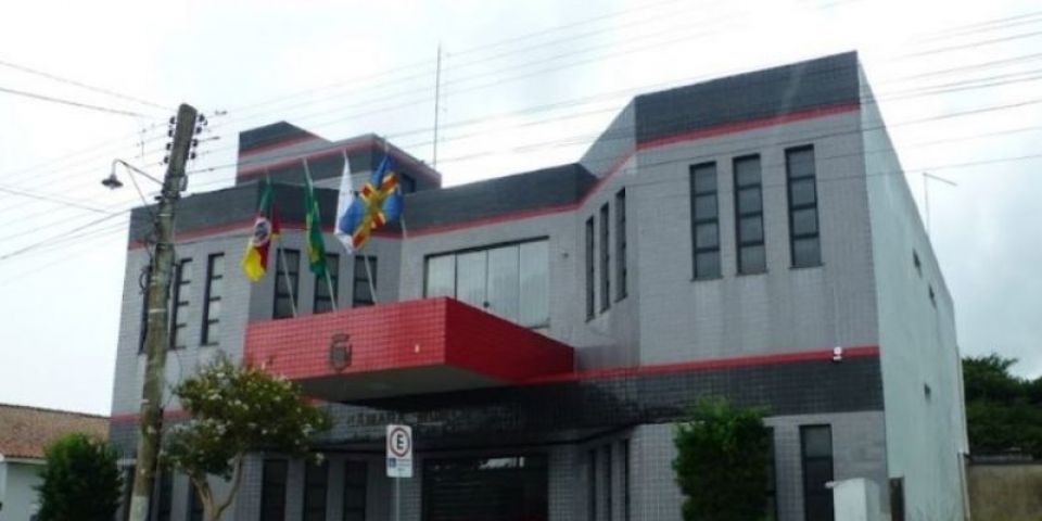 Projeto do PDT tenta suspender decreto que taxa ônibus e micro-ônibus de excursão em Tapes