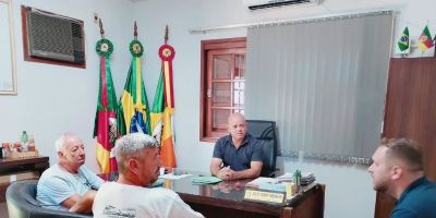 Grupo formado por viajantes que utilizam motorhomes visita a Prefeitura de Sentinela do Sul
