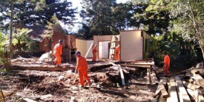 Mão de obra prisional prepara terreno para instalação do campus do Instituto Federal do Rio Grande do Sul em Gramado