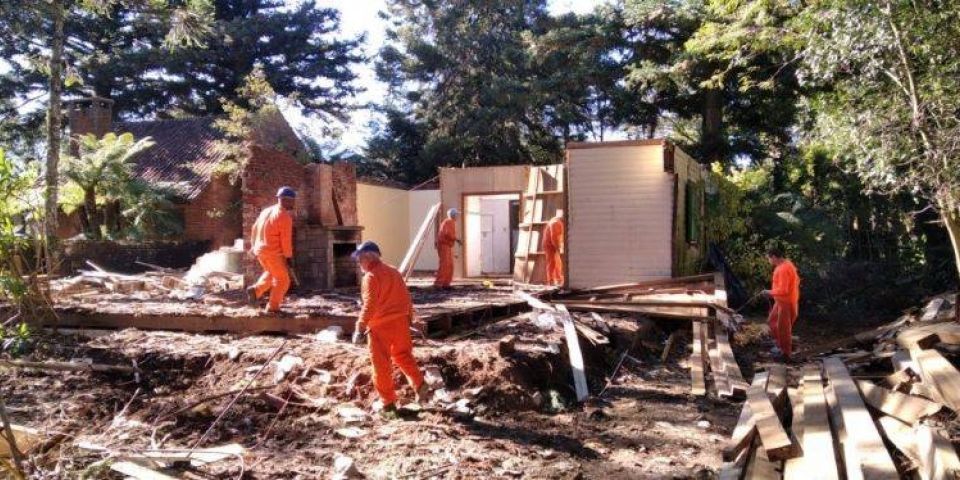 Mão de obra prisional prepara terreno para instalação do campus do Instituto Federal do Rio Grande do Sul em Gramado