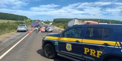 Colisão frontal entre carreta e carro deixa dois mortos na BR-290 em Rosário do Sul