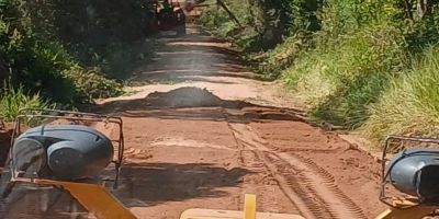 Via da localidade da Raia Pires, no interior de Tapes, recebe ensaibramento, patrolamento e roçada nas margens