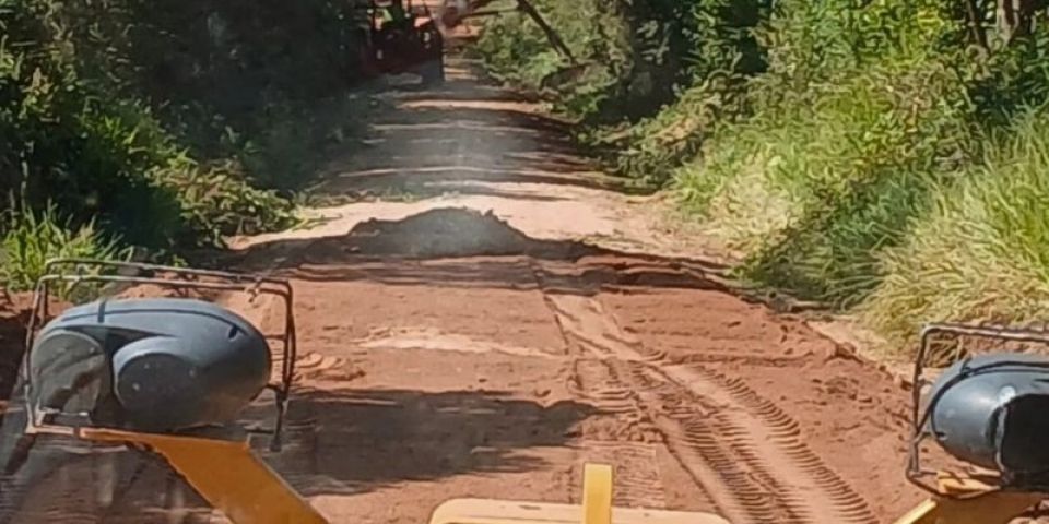 Via da localidade da Raia Pires, no interior de Tapes, recebe ensaibramento, patrolamento e roçada nas margens