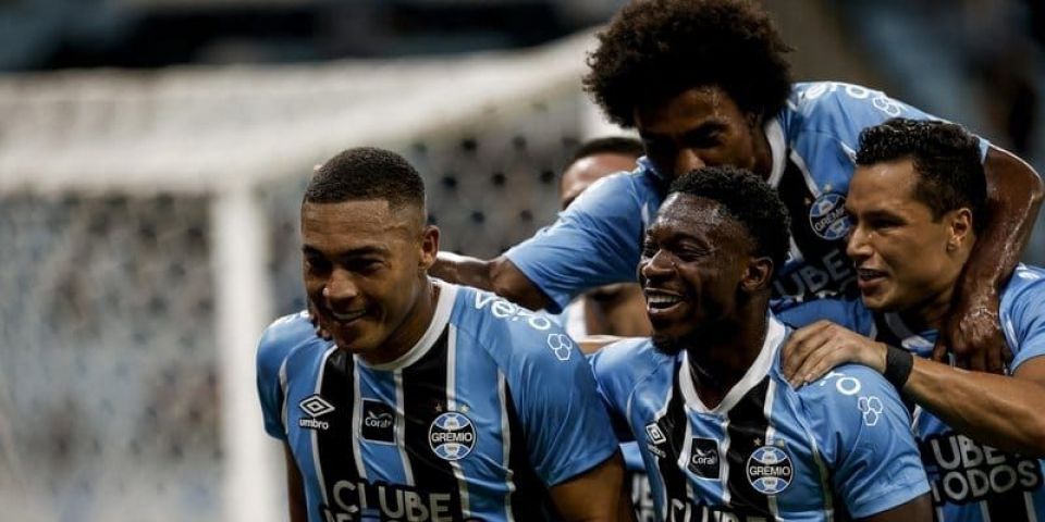 Carlos Vinícius marca três vezes e Grêmio vence Botafogo por 5 a 3