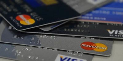 Percentual de famílias com dívidas cresce, mas inadimplência cai