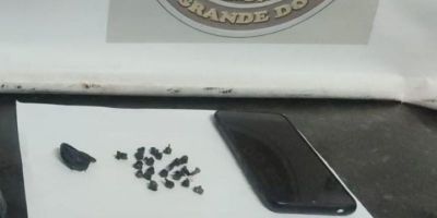 Homem de 47 anos é preso com 20 pedras de crack no bairro Ouro Verde, em Camaquã