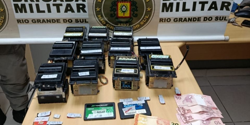 Ceduleiras e pen drives utilizados em jogos de azar são apreendidos em Tapes