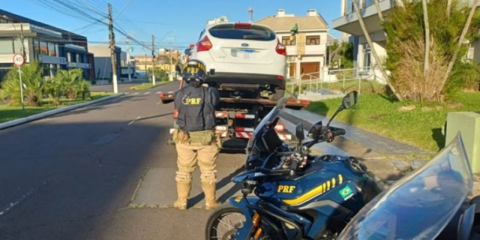 Homem foge de abordagem, atropela policial rodoviário e acaba preso no RS