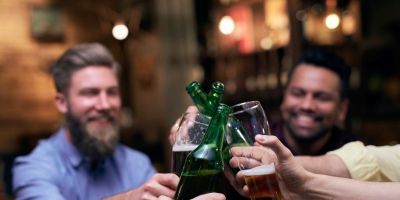 Preço da cerveja sobe menos nos bares e restaurantes do que nos supermercados