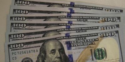 Dólar fecha o dia com o menor valor em 21 meses