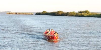 Bombeiros Voluntários de Tapes salvam quatro pessoas que estavam em barco à deriva