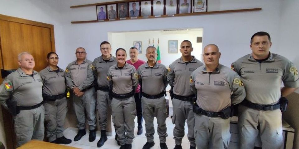 Major Pâmela recebe homenagem na cerimônia de descerramento de foto na galeria de ex-comandantes do 30º BPM
