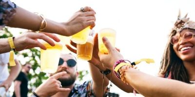 Carnaval e álcool: especialistas alertam para riscos à saúde e reforçam consumo consciente durante a folia