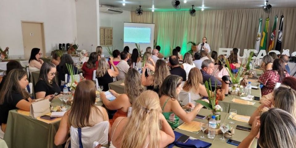 Supervisores escolares da Rede Municipal de Ensino participam de formação em Camaquã