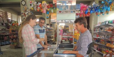 Dom Feliciano - Secretaria Municipal de Indústria, Comércio e Turismo realiza visitas em comércios do interior 