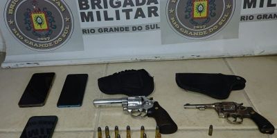 Dupla é detida com armas e munições no interior de Dom Feliciano