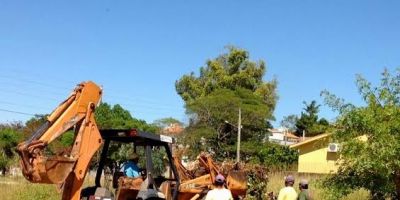 Praça Lola Zenker recebe equipes de limpeza em Camaquã