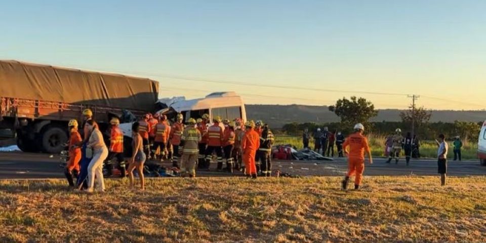 Colisão entre van e carreta deixa cinco mortos e 11 feridos no DF