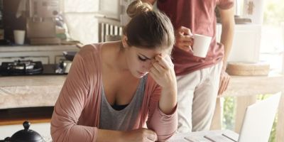 Mulheres que namoram homens que ganham um salário mínimo envelhecem 12 vezes mais rápido, diz estudo