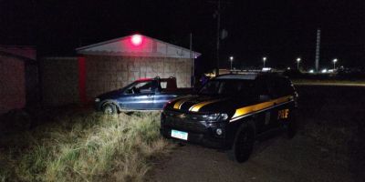 PRF recupera carro furtado e prende homem na BR-290 em Pantano Grande