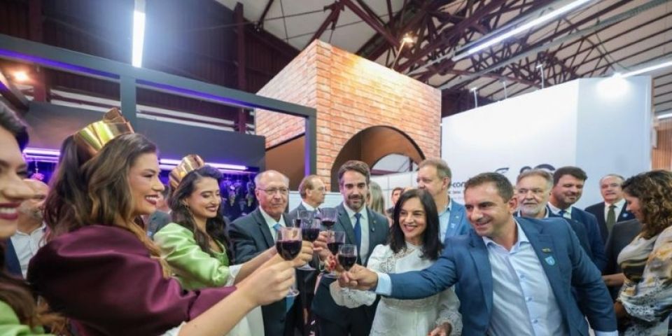 Geraldo Alckmin e Eduardo Leite participam da abertura da 35ª Festa Nacional da Uva