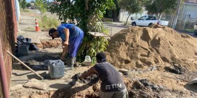 Reparos na rede de esgoto são realizados em rua do bairro Olaria, em Camaquã