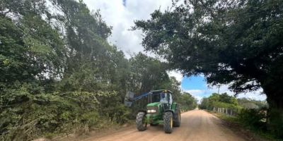 Serviços de roçada e limpeza da vegetação são realizados na Estrada do Motel, no interior de Camaquã