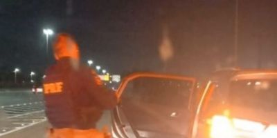 PRF prende criminoso com veículo roubado na BR-290, em Porto Alegre