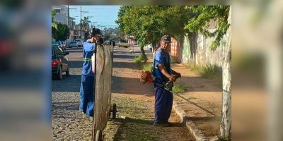Trabalho de limpeza é realizado no entorno do estádio do Guarany, em Camaquã